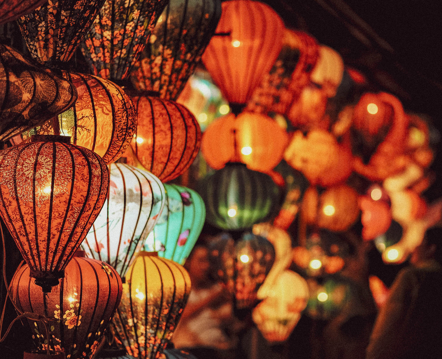 Rote leuchtende Lampen an einem Festivalstand bei Nacht